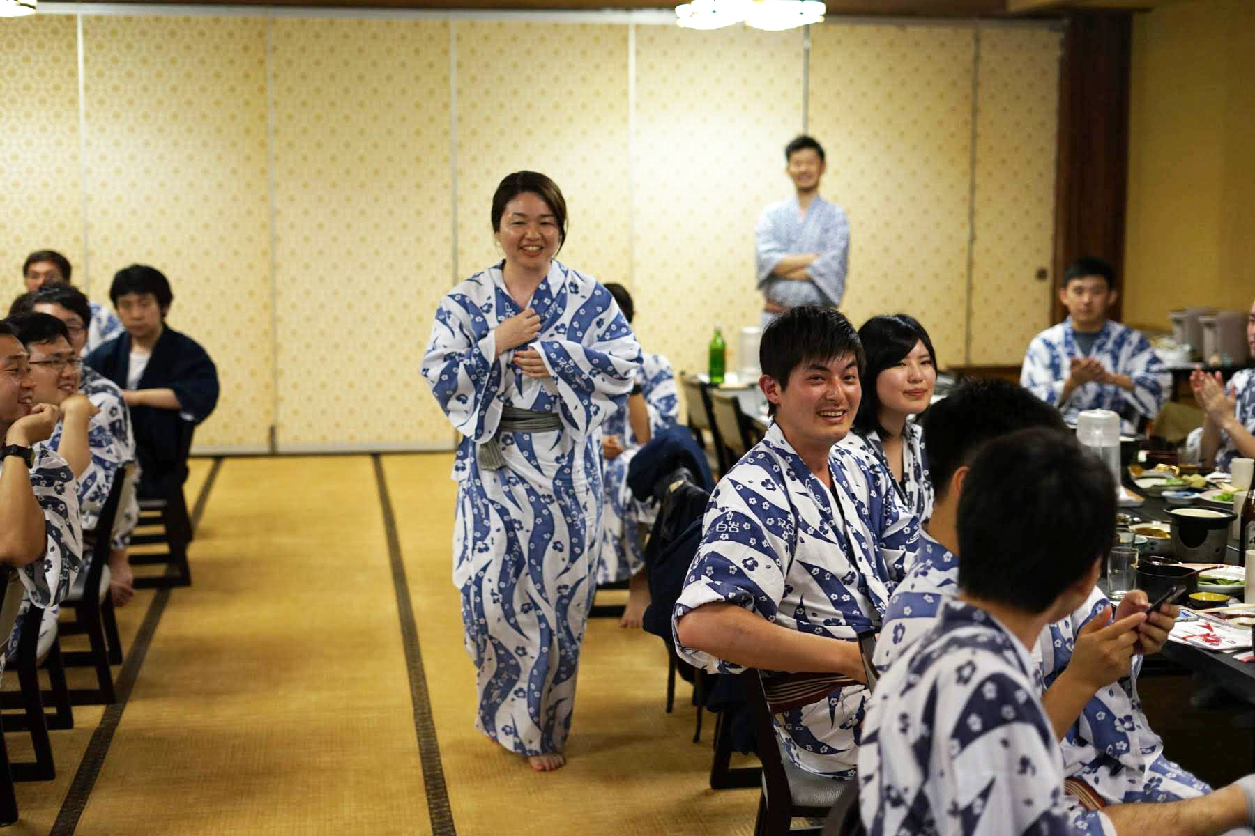 MBP表彰の瞬間をとらえた写真。そんなトップを走り続ける助川の仕事の流儀を紹介したい。