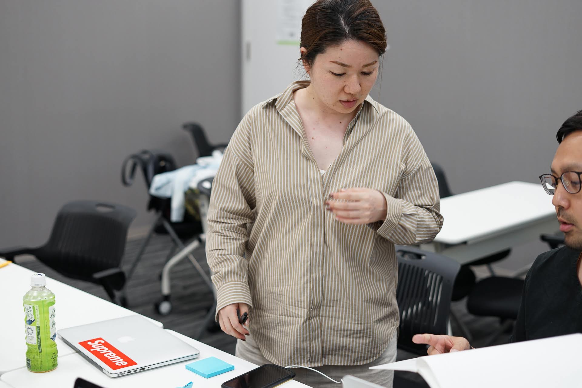 スタイリスト出身の助川。趣味の海外旅行のお土産も「センスが良い」と社内で好評。